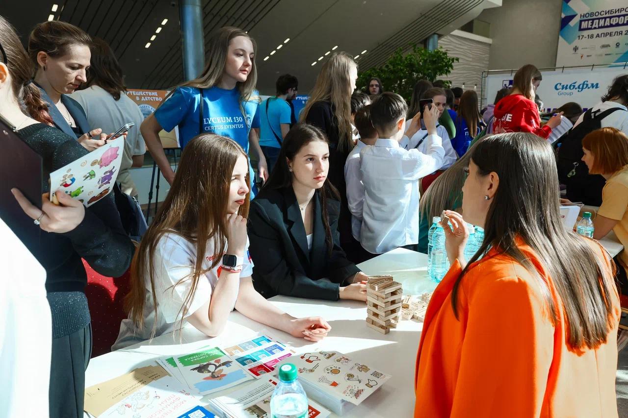 Фото Создание роботов и борьба с мошенниками. Свыше 600 школьников посетили форум «Медиапритяжение. Новосибирь» 2 - Сиб.ФМ Фото Создание роботов и борьба с мошенниками. Свыше 600 школьников посетили форум «Медиапритяжение. Новосибирь» 2